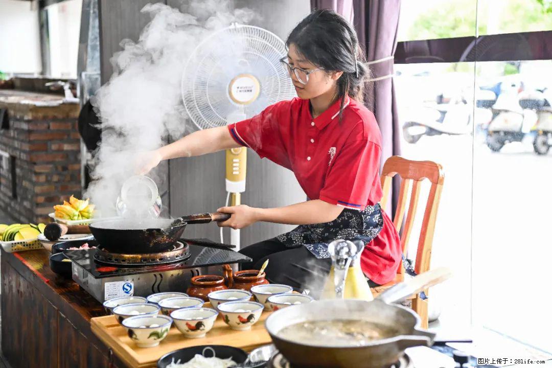 全网追的“扁担女孩”，找了一份暑假工，时薪12元 - 台湾生活资讯 - 台湾28生活网 tw.28life.net